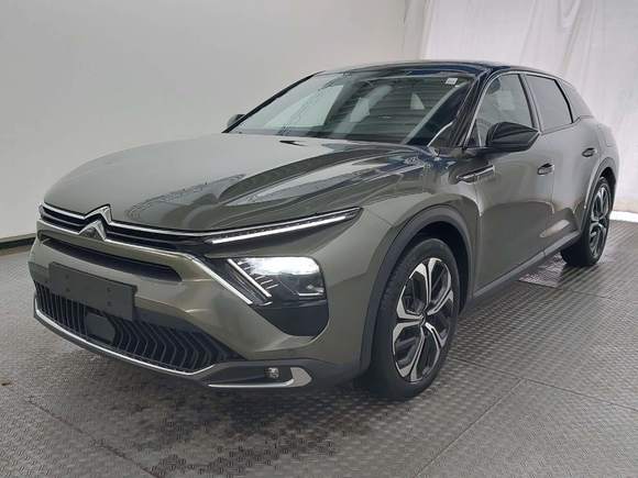 Skats no kreisās puses priekšā