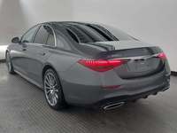 Skats no kreisās puses aizmugurē