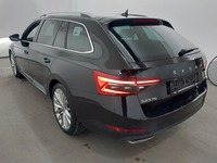 Vaade tagant vasakult