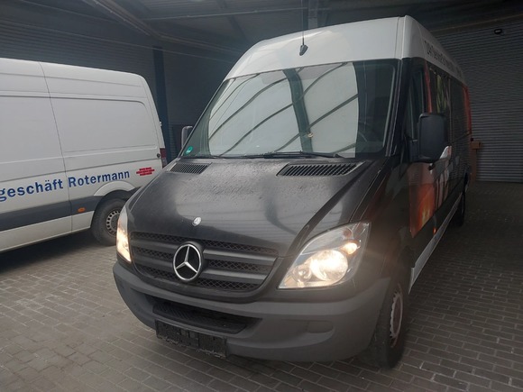 Skats no kreisās puses priekšā