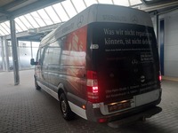 Skats no kreisās puses aizmugurē