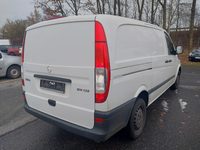 Skats no labās puses aizmugurē