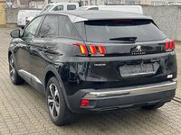 Skats no kreisās puses aizmugurē