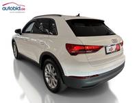 Skats no kreisās puses aizmugurē