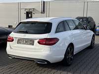 Skats no labās puses aizmugurē