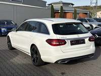 Skats no kreisās puses aizmugurē