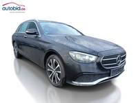 Skats no labās puses priekšā