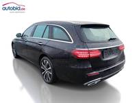 Skats no kreisās puses aizmugurē