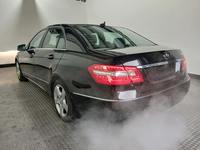 Skats no kreisās puses aizmugurē