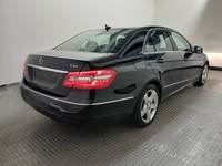 Skats no labās puses aizmugurē