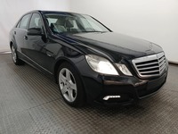 Skats no labās puses priekšā