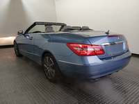 Skats no kreisās puses aizmugurē