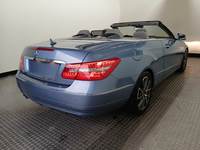 Skats no labās puses aizmugurē