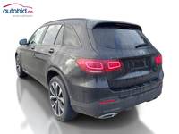 Skats no kreisās puses aizmugurē