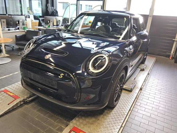 Вид спереди слева