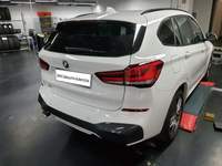 Skats no labās puses aizmugurē