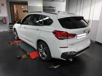 Skats no kreisās puses aizmugurē