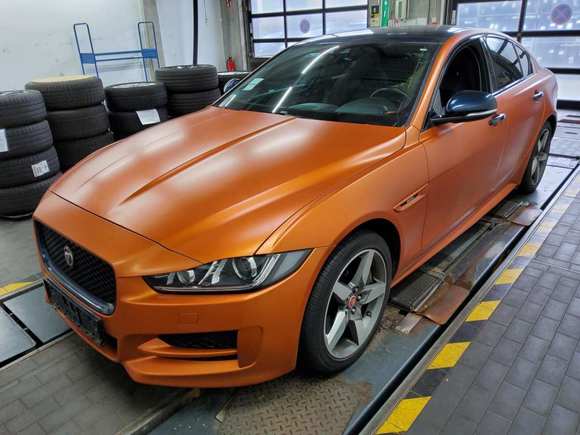 Skats no kreisās puses priekšā