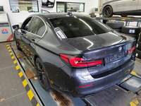 Vaade tagant vasakult