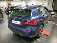 Skats no labās puses aizmugurē