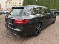 Skats no labās puses aizmugurē