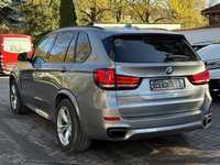 Skats no kreisās puses aizmugurē