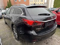 Skats no kreisās puses aizmugurē