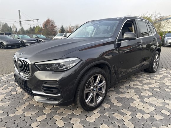 Skats no kreisās puses priekšā