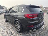 Skats no kreisās puses aizmugurē