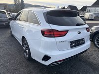 Skats no kreisās puses aizmugurē