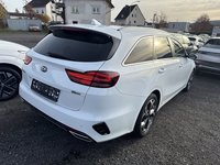 Skats no labās puses aizmugurē