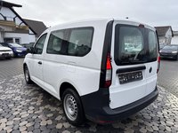 Skats no kreisās puses aizmugurē