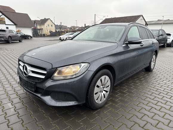 Skats no kreisās puses priekšā