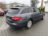 Skats no labās puses aizmugurē