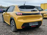 Skats no kreisās puses aizmugurē