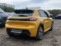 Skats no labās puses aizmugurē