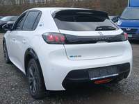 Skats no kreisās puses aizmugurē