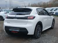 Skats no labās puses aizmugurē