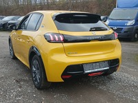 Skats no kreisās puses aizmugurē