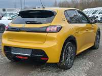 Skats no labās puses aizmugurē