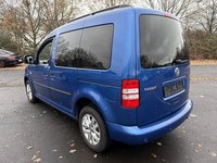 Vaade tagant vasakult