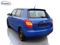 Skats no kreisās puses aizmugurē