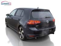 Skats no kreisās puses aizmugurē