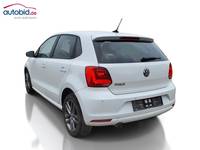 Skats no kreisās puses aizmugurē