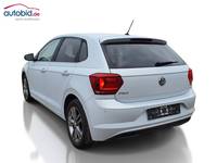 Skats no kreisās puses aizmugurē