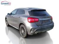 Skats no kreisās puses aizmugurē