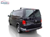 Skats no kreisās puses aizmugurē