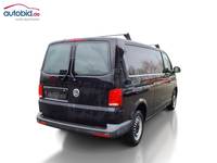 Skats no labās puses aizmugurē