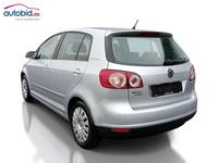 Skats no kreisās puses aizmugurē