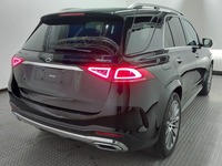 Skats no labās puses aizmugurē